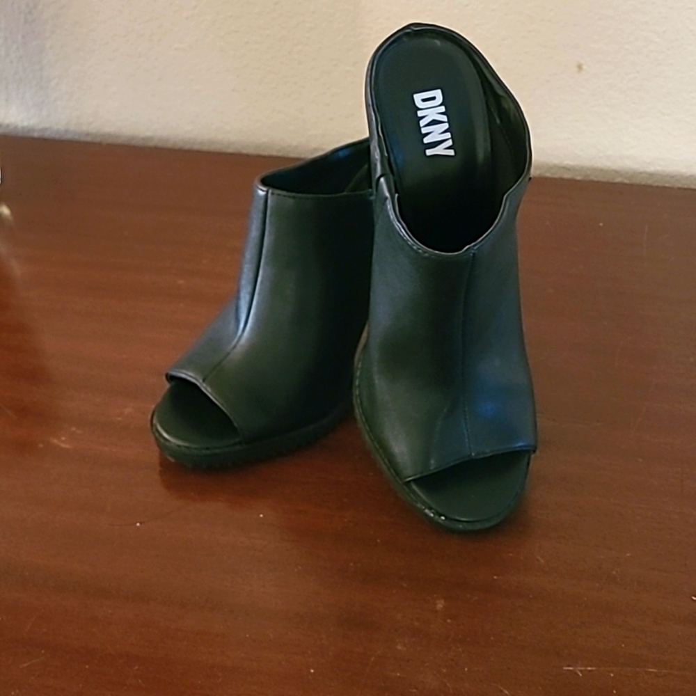 DKNY HIGH HEEL SHOES. NEW WITHOUT TAG.